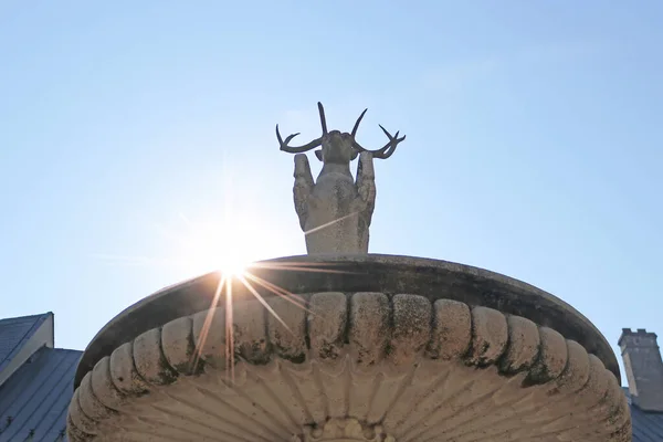 城の中庭にあるPalffys属のシカの鎧のシンボルを持つ噴水レッドストーンスロバキア 小さなカルパティア山脈で16世紀までにCervenyの仮面 カスタ村 スロバキア 朝の時間 — ストック写真