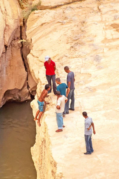 Sahara Tunisia May 2008 Swimmer Climbs Narrow Gorge Northern Sahara — Stock Photo, Image