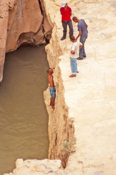 Sahara Tunesië Mei 2008 Een Zwemmer Klimt Een Smalle Kloof — Stockfoto