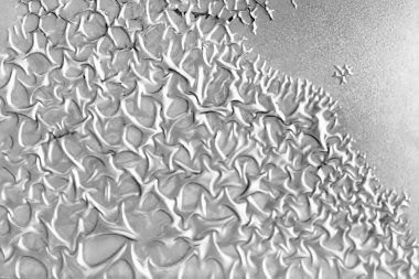 Güzel gümüş desenli. Gümüş rengine boyanmış çatlak yüzey. Arkaplan olarak kullanılabilir