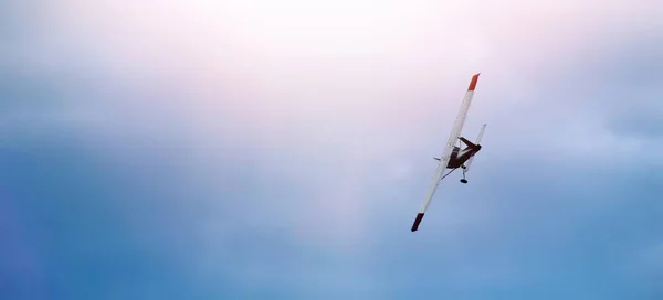 Mavi Gökyüzünde Küçük Bir Uçak Pankart — Stok fotoğraf