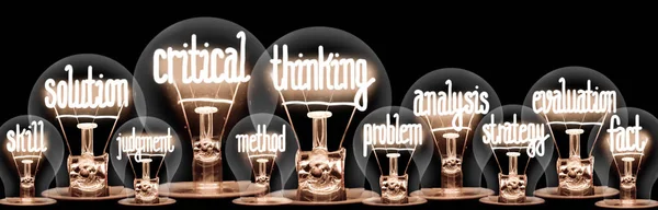 Žárovky s kritickou koncepcí myšlení — Stock fotografie