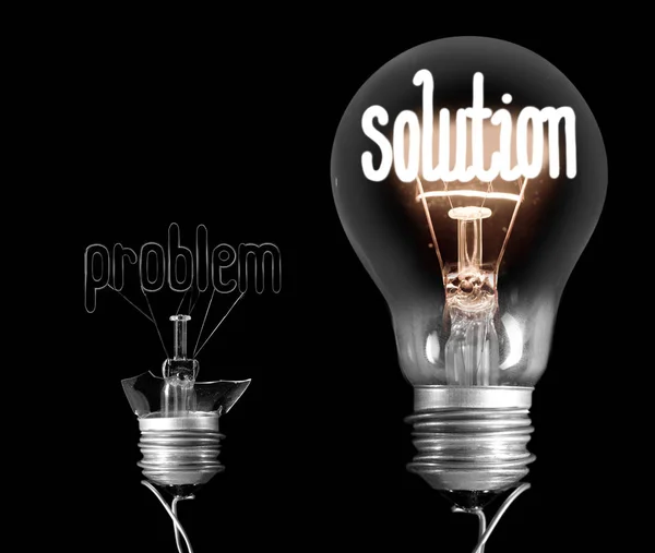 Lampadine con problema e concetto di soluzione — Foto Stock