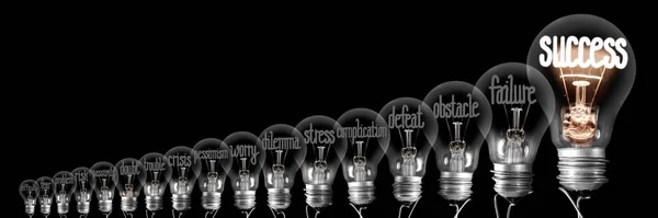 Glödlampor med svårigheter och framgångskoncept — Stockfoto