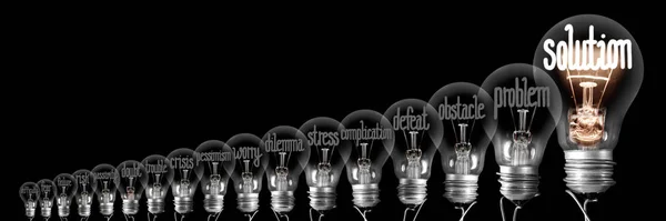 Glödlampor med svårigheter och lösningsbegrepp — Stockfoto
