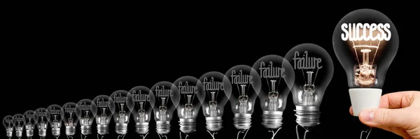 Žárovky s koncepcí selhání a úspěchu — Stock fotografie