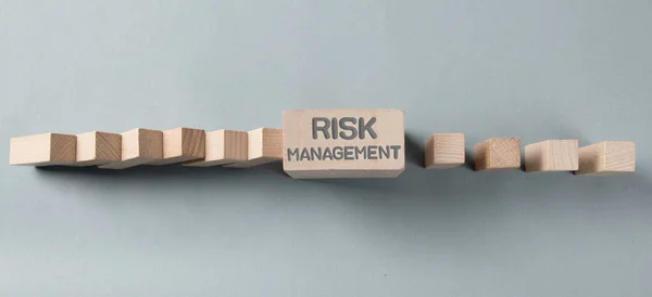Tahta Bloklardan Biri Diğerinin Düşmesini Engelliyor Risk Yönetimi Güvenilirlik Koruma — Stok fotoğraf