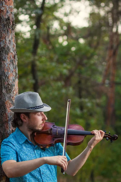 Violinist playing the violin outdoors — Stock Photo, Image
