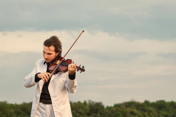 Violinista tocando violino ao ar livre — Fotografia de Stock