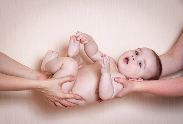 Menino em mãos femininas — Fotografia de Stock