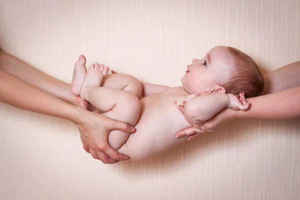 Menino em mãos femininas — Fotografia de Stock