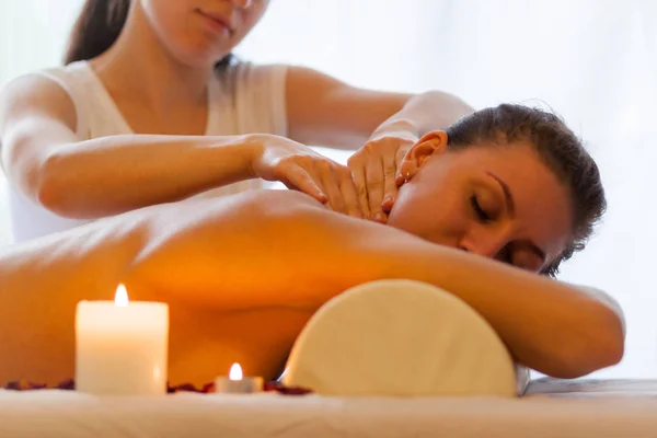 Relax con l'aiuto del massaggio, occhi chiusi donna — Foto Stock