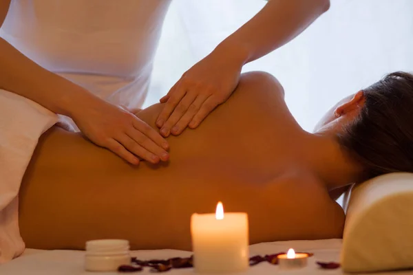 Massaggio alla schiena donna godendo massaggio in casa da vicino — Foto Stock