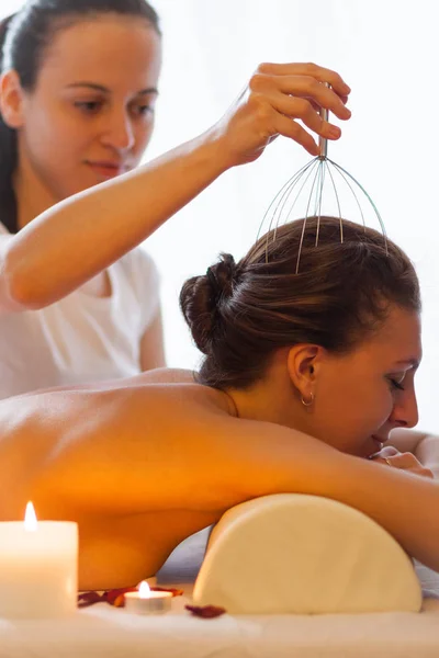 Massaggio testa anti-stress con massaggiatore testa — Foto Stock