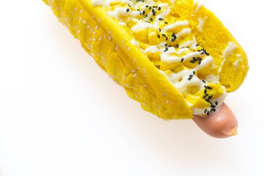 beyaz peynir sos ve beyaz arka plan üzerinde tohum sosisli