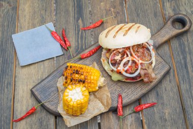 burger üzerinde ahşap arka plan yapmak için ürün kümesi