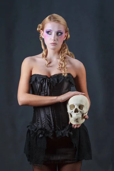 Mooie blonde holding schedel mystieke concept — Stockfoto