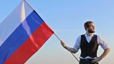 Karizmatik sakallı adam ile Rusya bayrağı