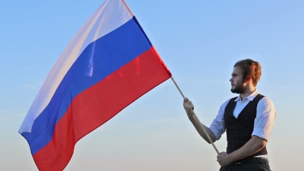 有俄国国旗的大胡子男子 — 图库视频影像
