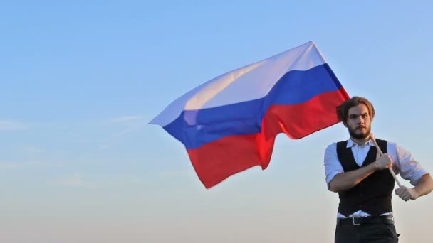 Homem Segurando Bandeira Rússia — Vídeo de Stock