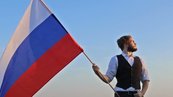 有俄罗斯国旗的大胡子男子 — 图库视频影像