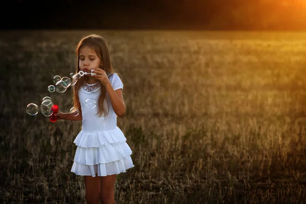 Menina Sopra Bolhas Sabão — Fotografia de Stock