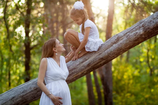 Pregnant Woman 9Th Month Resting Her Daughter Outdoors — Stock Photo, Image