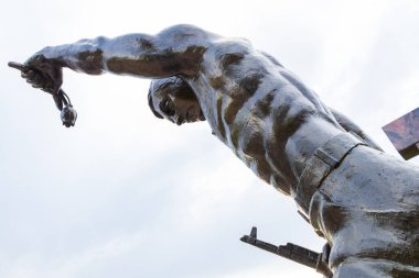 Saratov, Rusya - 26 Mayıs 2017: Saratov sakinleri için anıt, yerel savaşlarda (özellikle 1980 'lerde Afganistan' da) öldü. Ana figür elinde lale tutan savaşçıdır. Anıt Kasım 2009 'da dikildi.