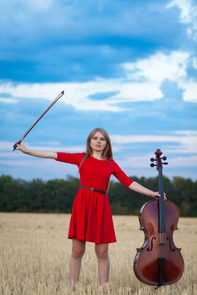 Mujer Hermosa Músico Profesional Vestido Rojo Con Violonchelo Aire Libre — Foto de Stock