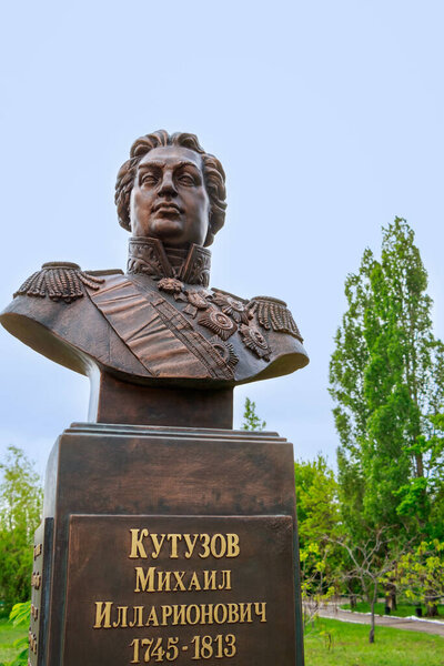 Саратов, Россия - 26 мая 2017 года: Памятник фельдмаршалу Михаилу Кутузову, герою наполеоновских войн в Европе 1805-1812 годов в парке Победы. Установлено в 2013 году
