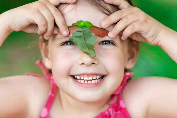 소녀는 단풍나무 열매를 여름이 왔다는 기뻐하며 로열티 프리 스톡 사진