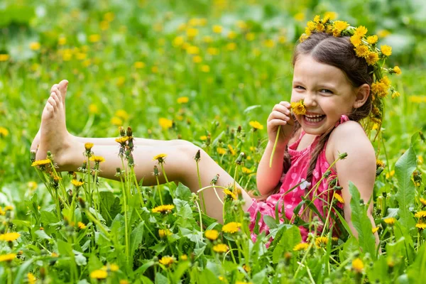 Ragazza Posa Con Denti Leone Come Modello Foto Stock