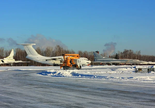 Aérodrome militaire en hiver — Photo