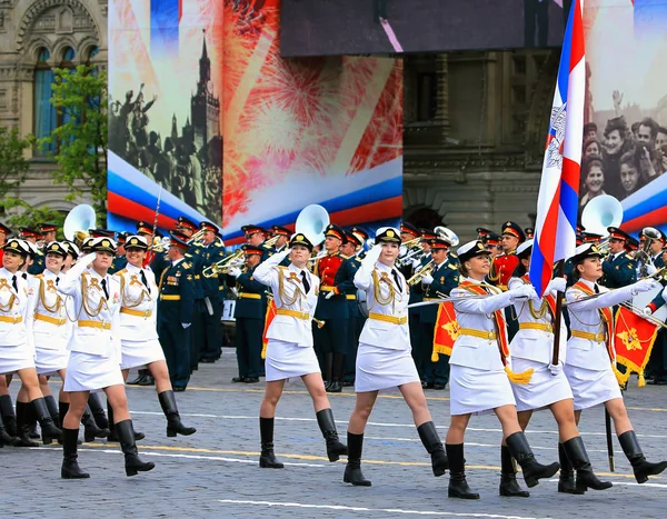 Bannergruppe der weiblichen Militäreinheit bei der Parade-Probe — Stockfoto