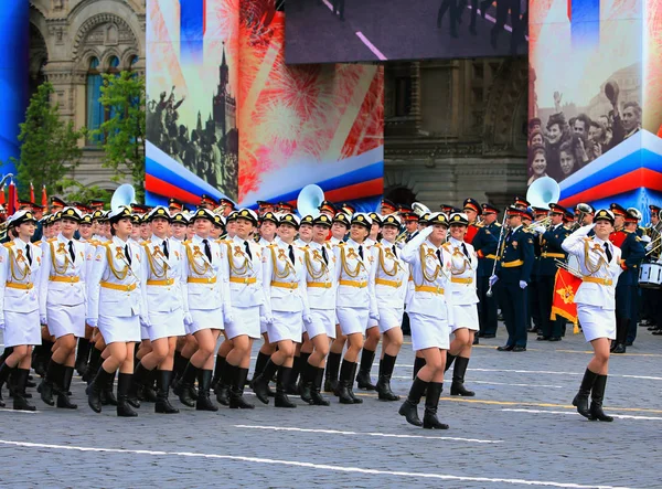 Grupo de pancartas de la unidad militar femenina en el ensayo del desfile —  Fotos de Stock