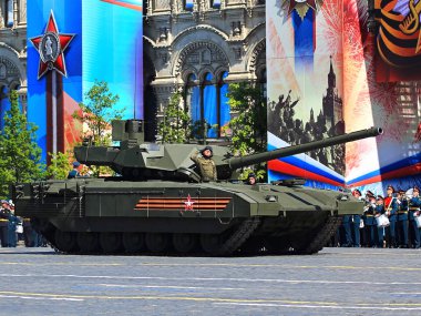 Modern Rus tankı üzerinde askeri geçit töreni