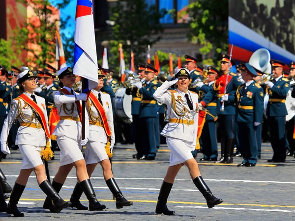 Afiş grup zafer geçidi üzerinde kadın askeri biriminin 