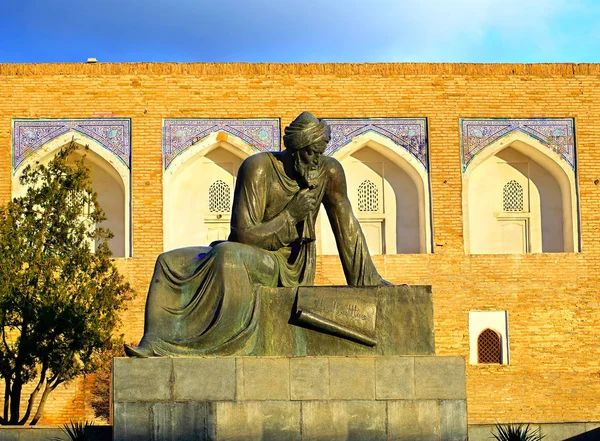 Denkmal des antiken orientalischen Wissenschaftlers und Denkers mit Manu — Stockfoto