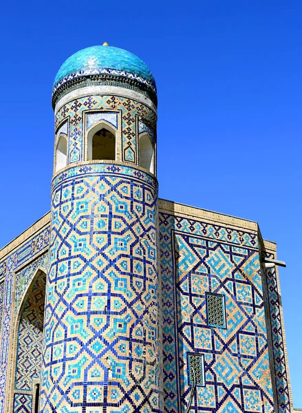 Medeltida orientaliska struktur med torn — Stockfoto