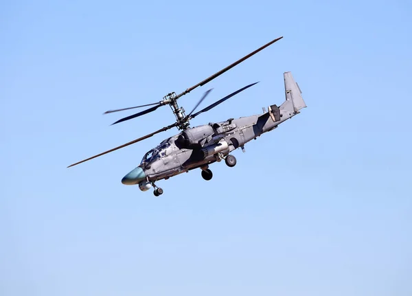 Bojový vrtulník v letu — Stock fotografie