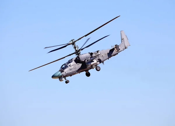 Combat helicopter in flight — Stock Photo, Image