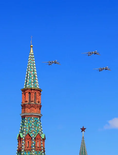 Три стратегических бомбардировщика дальнего радиуса действия Ту-95 "Медведь в флиге" — стоковое фото
