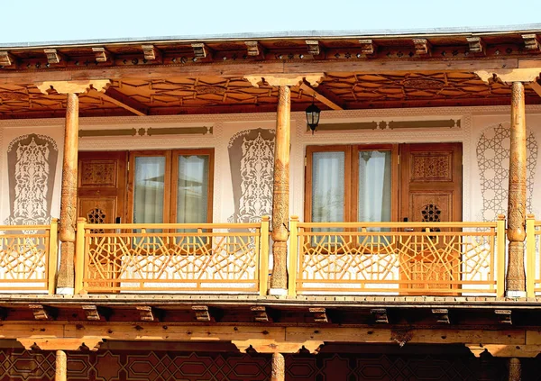 Veranda för den andra nivån av det orientaliska bostadshuset — Stockfoto