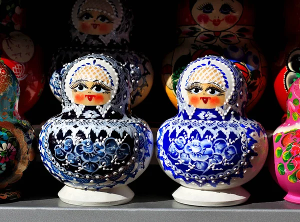 Matryoshka na ladzie na sprzedaż — Zdjęcie stockowe