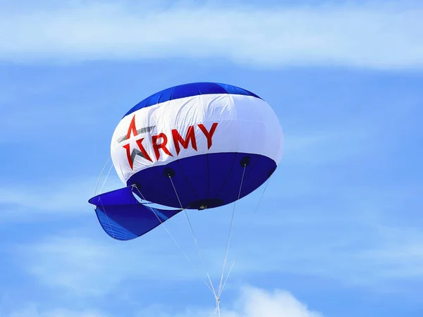 Airship with the Russian military symbols — Stock Photo, Image