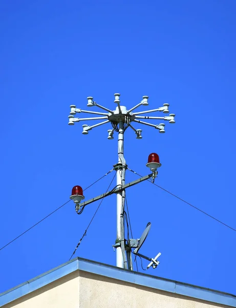 Antena no telhado do edifício — Fotografia de Stock