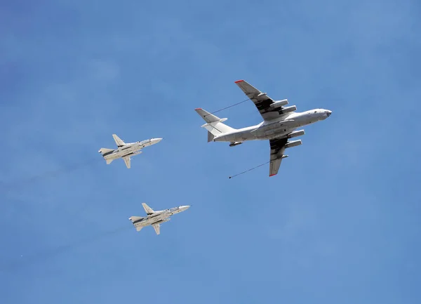 Repostaje aéreo durante el vuelo Imagen de stock