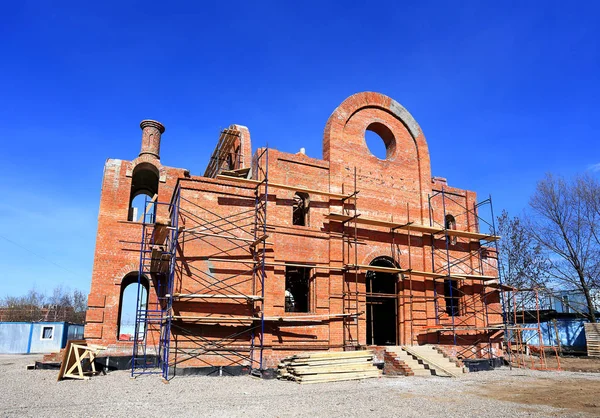 Construction of a building from red brick — Stock Photo, Image