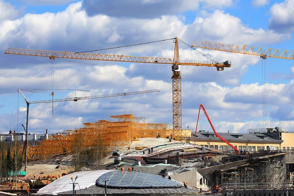 Endüstriyel bir tesisi inşaat sitesinde Vinçler — Stok fotoğraf