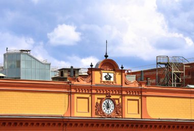 Binaların duvar saati ile